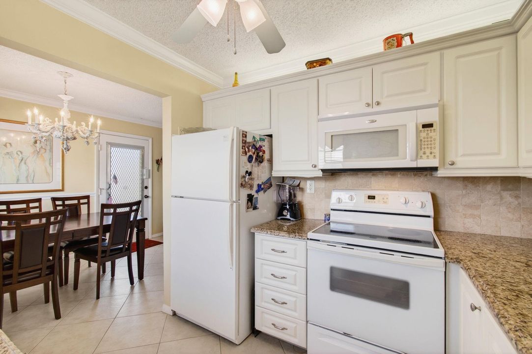 For Sale: $120,000 (2 beds, 2 baths, 902 Square Feet)