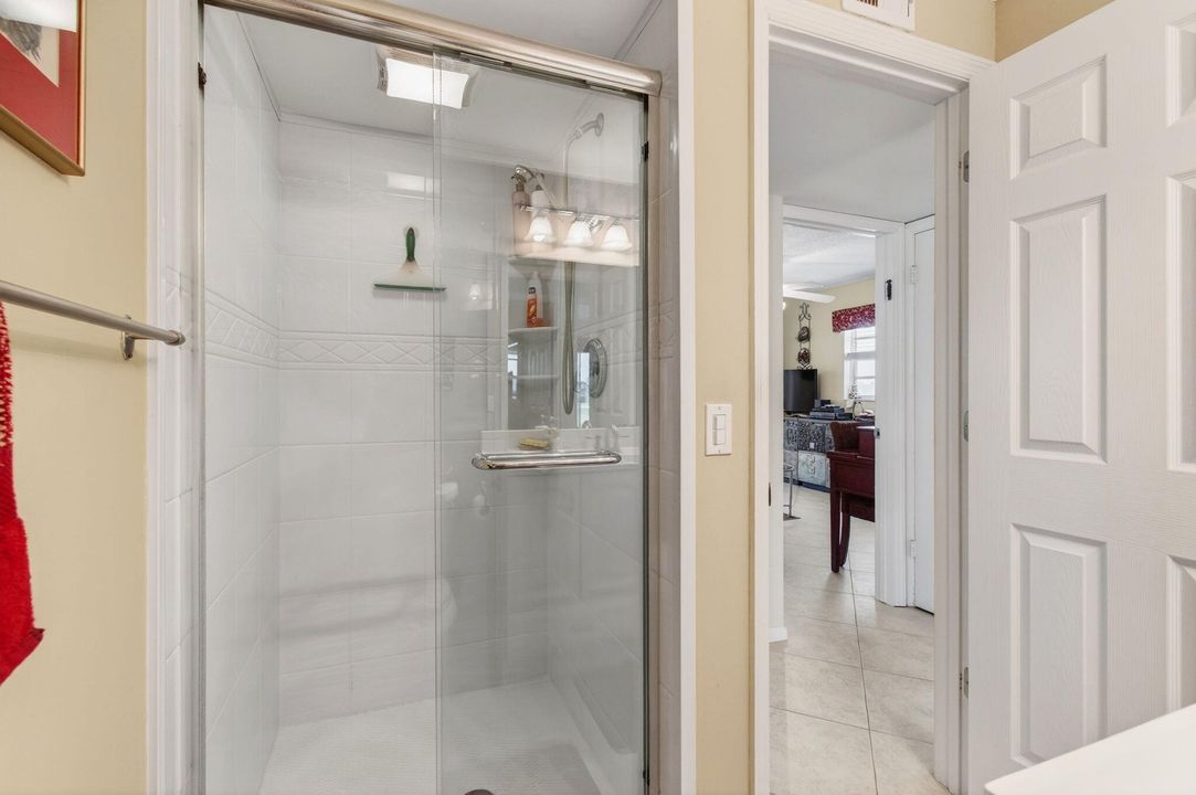 For Sale: $120,000 (2 beds, 2 baths, 902 Square Feet)