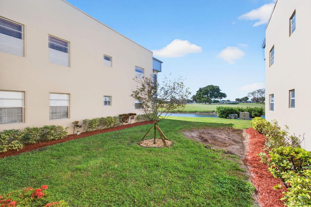 For Sale: $120,000 (2 beds, 2 baths, 902 Square Feet)