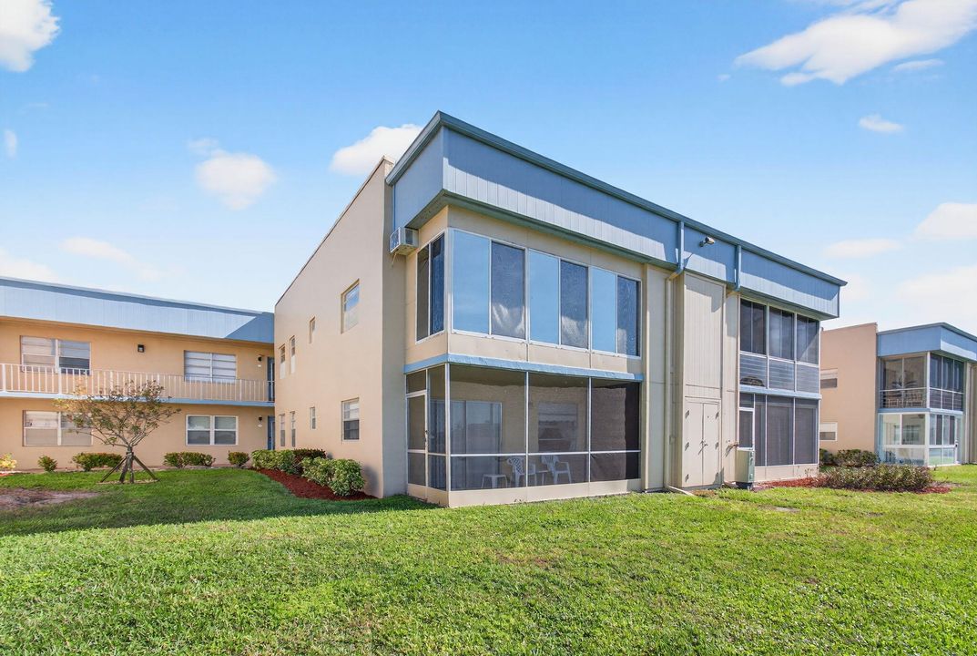 For Sale: $120,000 (2 beds, 2 baths, 902 Square Feet)