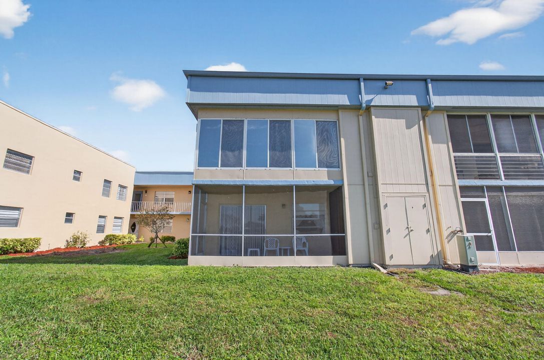 For Sale: $120,000 (2 beds, 2 baths, 902 Square Feet)