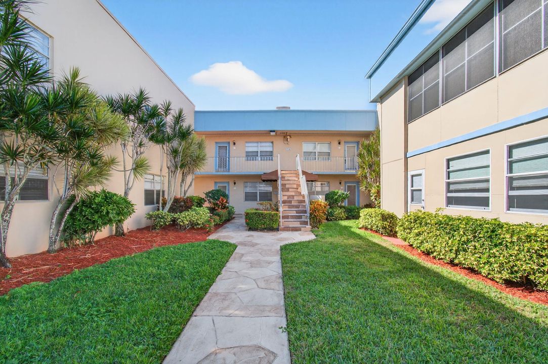 For Sale: $120,000 (2 beds, 2 baths, 902 Square Feet)