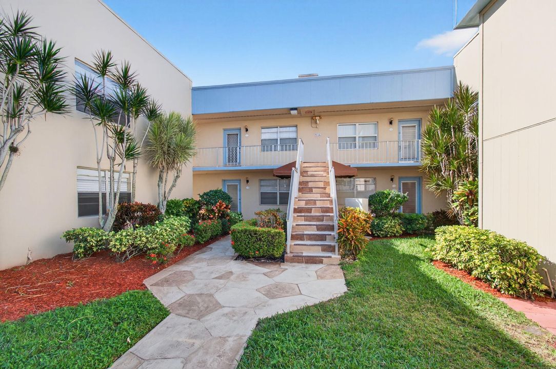 For Sale: $120,000 (2 beds, 2 baths, 902 Square Feet)