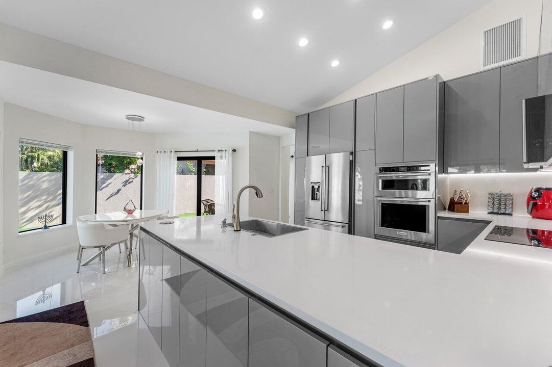 En Venta: $1,300,000 (3 camas, 2 baños, 2303 Pies cuadrados)