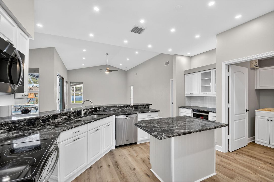 待售: $1,099,999 (4 贝兹, 3 浴室, 2525 平方英尺)