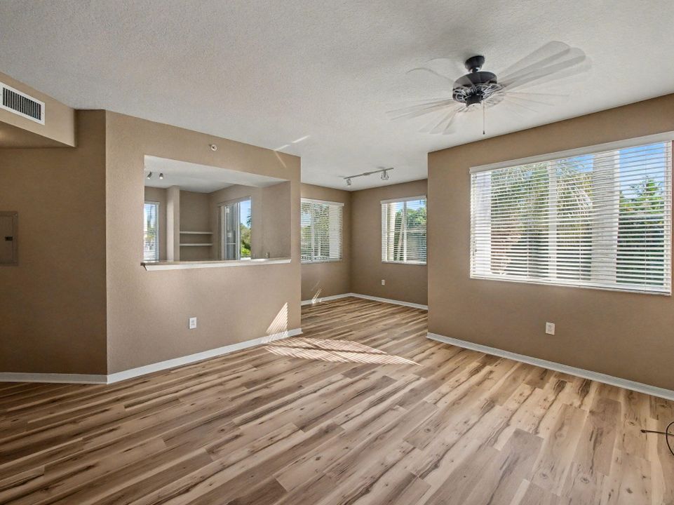 For Sale: $369,000 (2 beds, 2 baths, 1309 Square Feet)