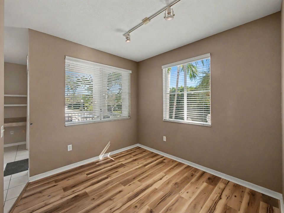 For Sale: $369,000 (2 beds, 2 baths, 1309 Square Feet)