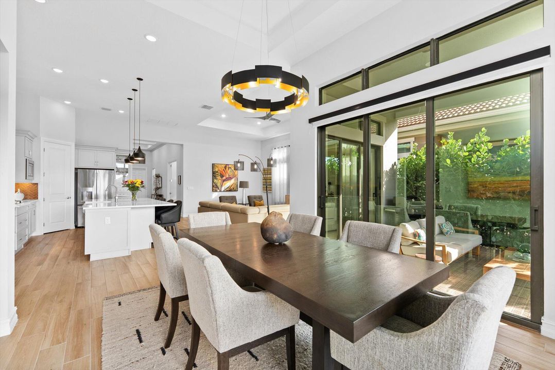 En Venta: $949,000 (2 camas, 2 baños, 2300 Pies cuadrados)