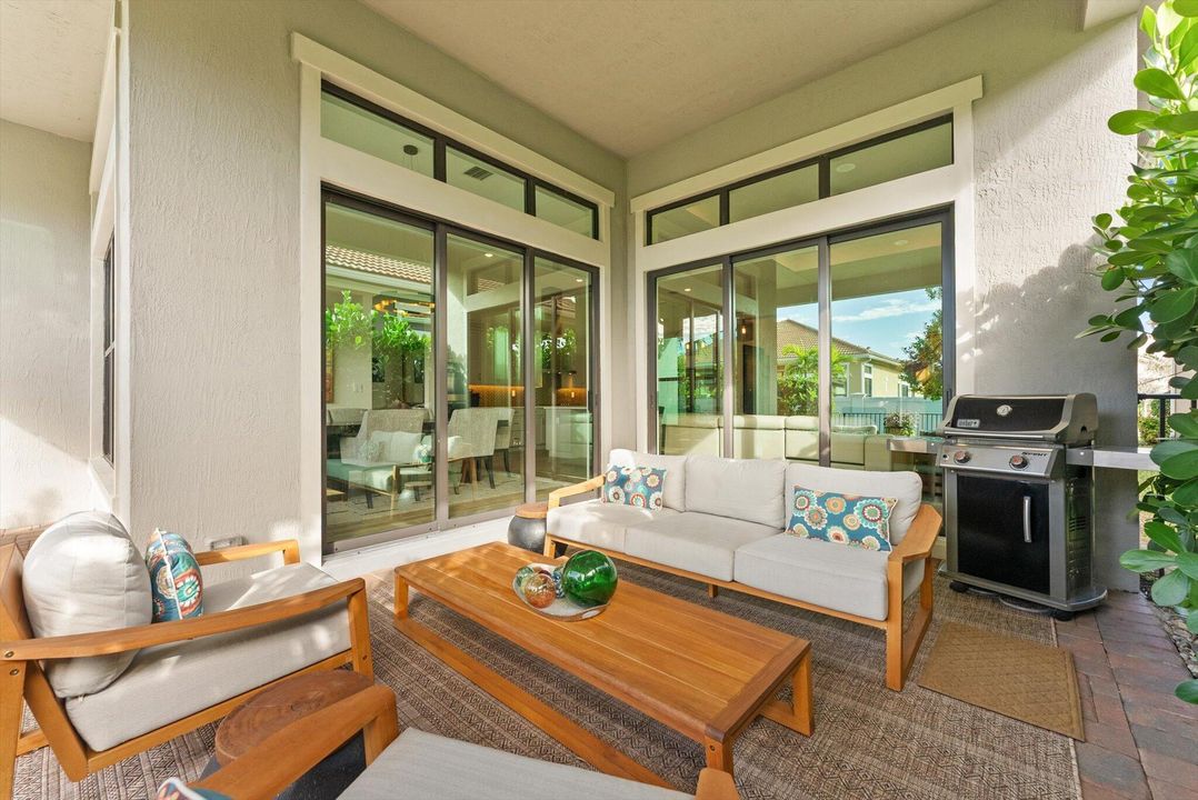 En Venta: $949,000 (2 camas, 2 baños, 2300 Pies cuadrados)