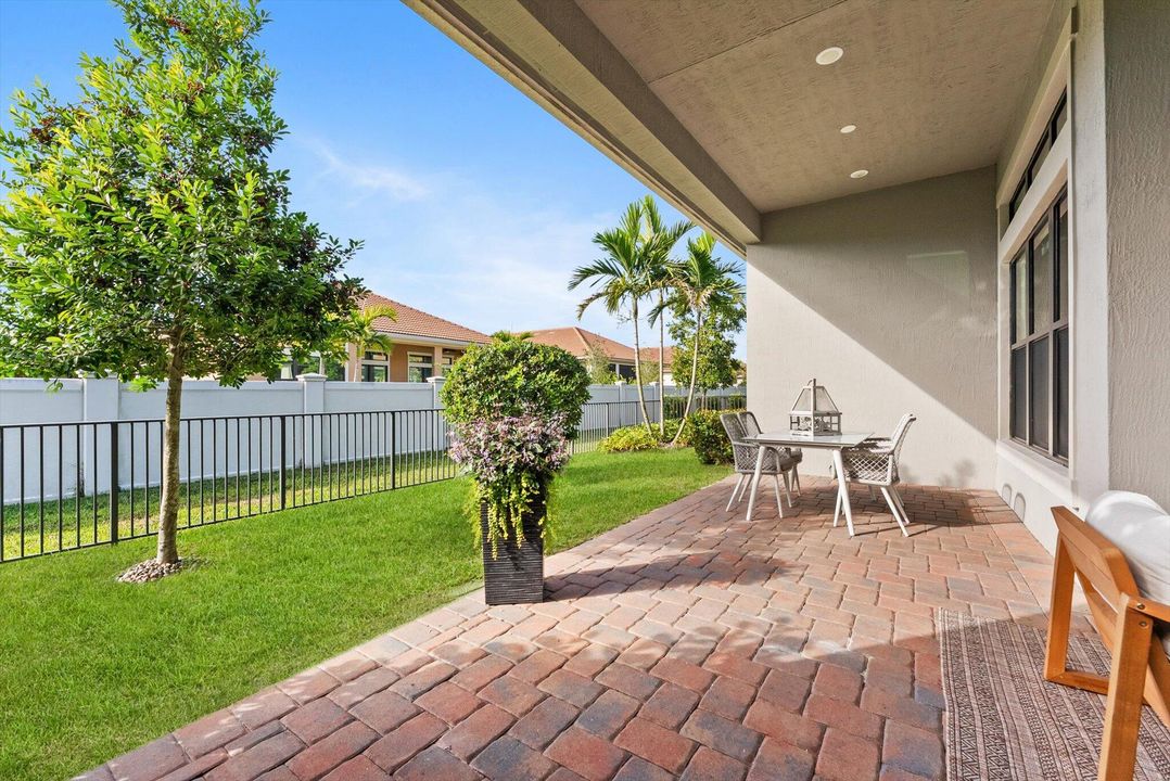 En Venta: $949,000 (2 camas, 2 baños, 2300 Pies cuadrados)