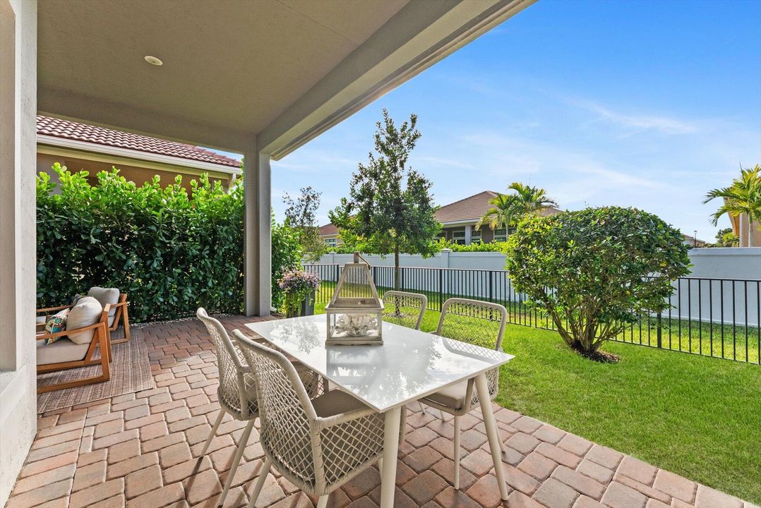 En Venta: $949,000 (2 camas, 2 baños, 2300 Pies cuadrados)