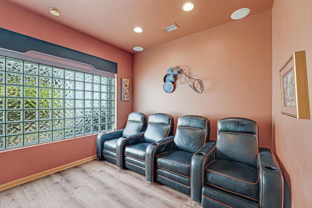 En Venta: $549,000 (4 camas, 2 baños, 2369 Pies cuadrados)