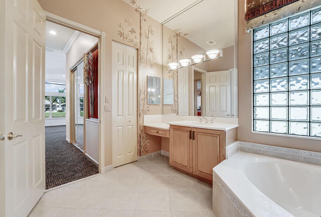 En Venta: $549,000 (4 camas, 2 baños, 2369 Pies cuadrados)