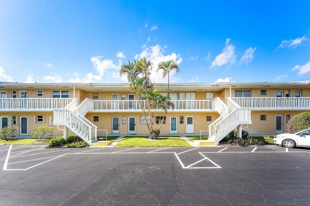 For Sale: $119,900 (2 beds, 2 baths, 990 Square Feet)