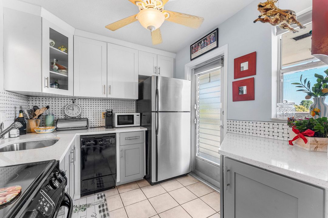 For Sale: $119,900 (2 beds, 2 baths, 990 Square Feet)