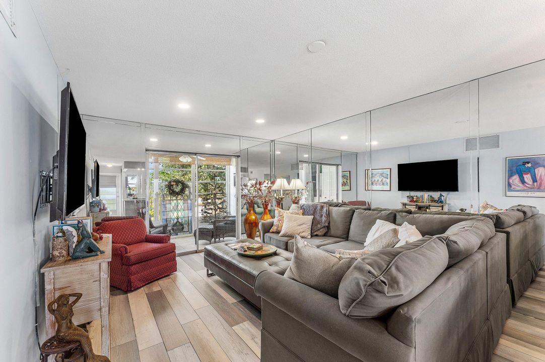 For Sale: $119,900 (2 beds, 2 baths, 990 Square Feet)