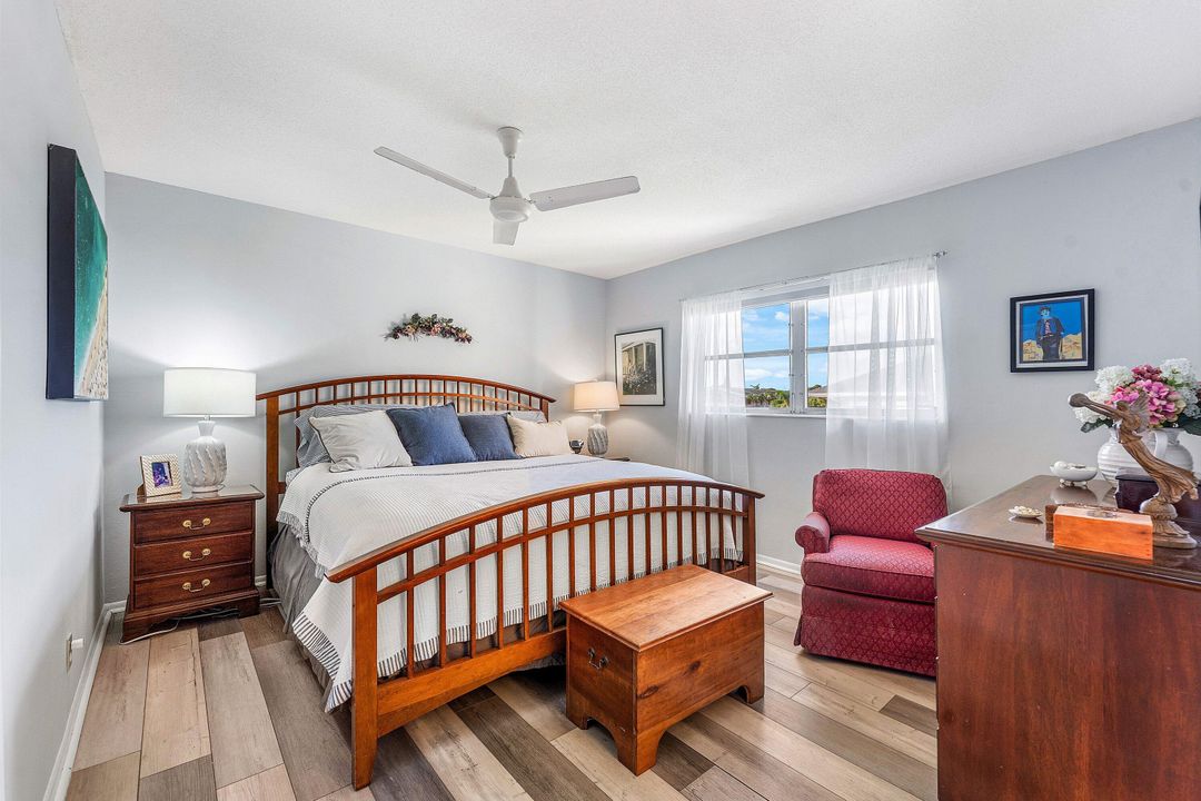 For Sale: $119,900 (2 beds, 2 baths, 990 Square Feet)