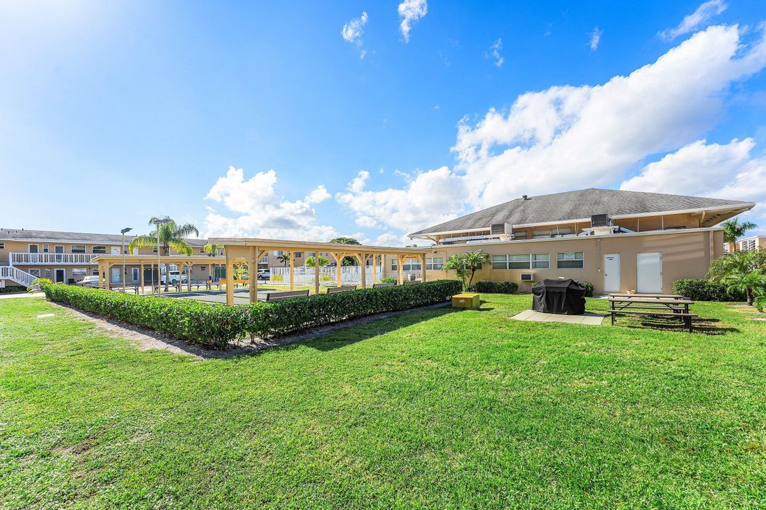 For Sale: $119,900 (2 beds, 2 baths, 990 Square Feet)