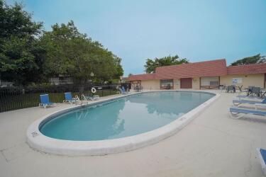 For Sale: $257,000 (2 beds, 2 baths, 1051 Square Feet)