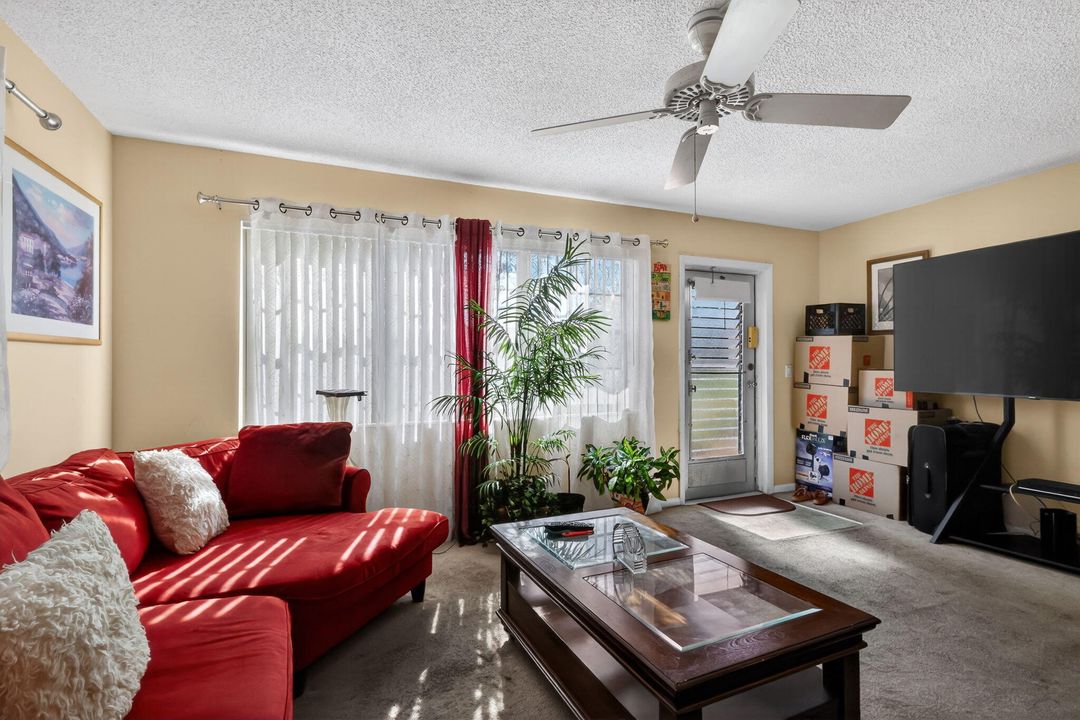 For Sale: $68,900 (1 beds, 1 baths, 702 Square Feet)