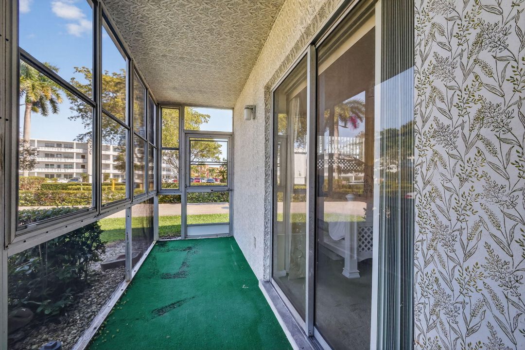 For Sale: $68,900 (1 beds, 1 baths, 702 Square Feet)