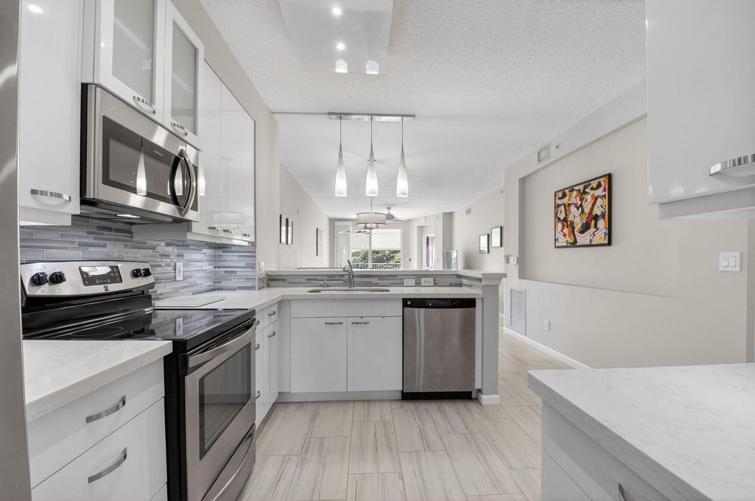 待售: $399,000 (2 贝兹, 2 浴室, 1306 平方英尺)