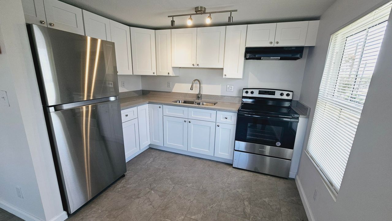 For Rent: $2,175 (3 beds, 2 baths, 800 Square Feet)