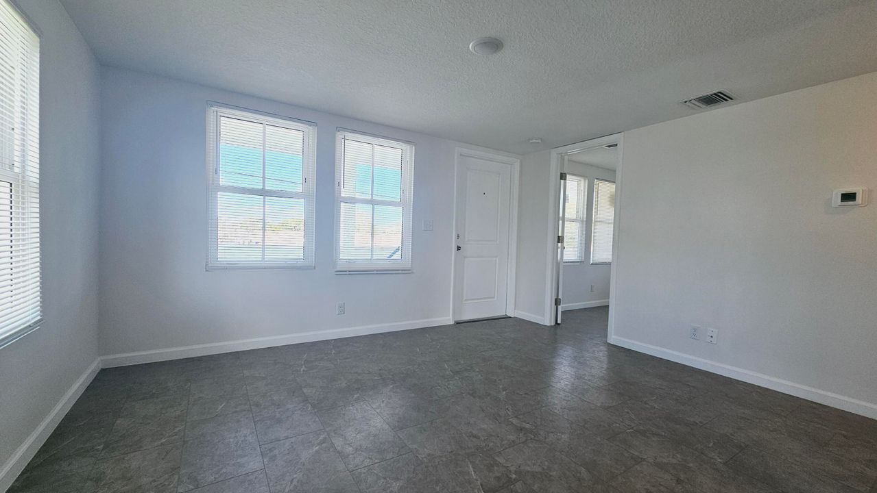 For Rent: $2,175 (3 beds, 2 baths, 800 Square Feet)