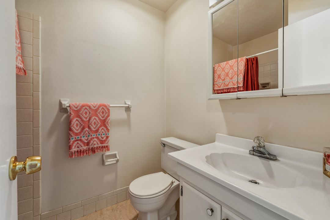 待售: $345,000 (2 贝兹, 2 浴室, 962 平方英尺)