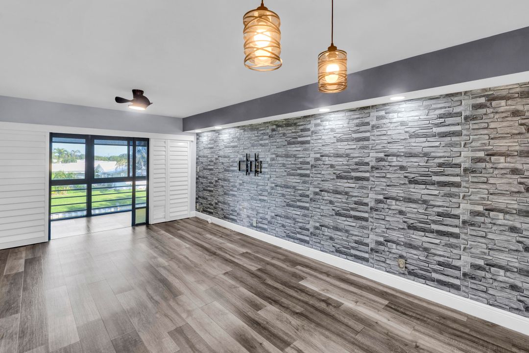 For Sale: $194,500 (2 beds, 2 baths, 986 Square Feet)