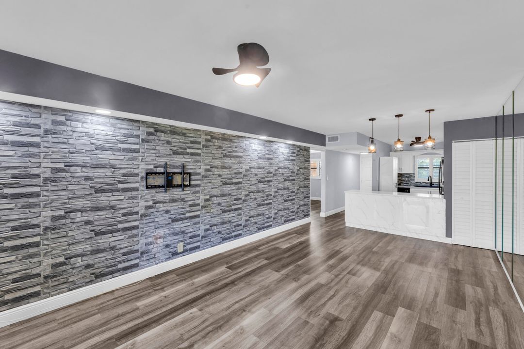 For Sale: $194,500 (2 beds, 2 baths, 986 Square Feet)