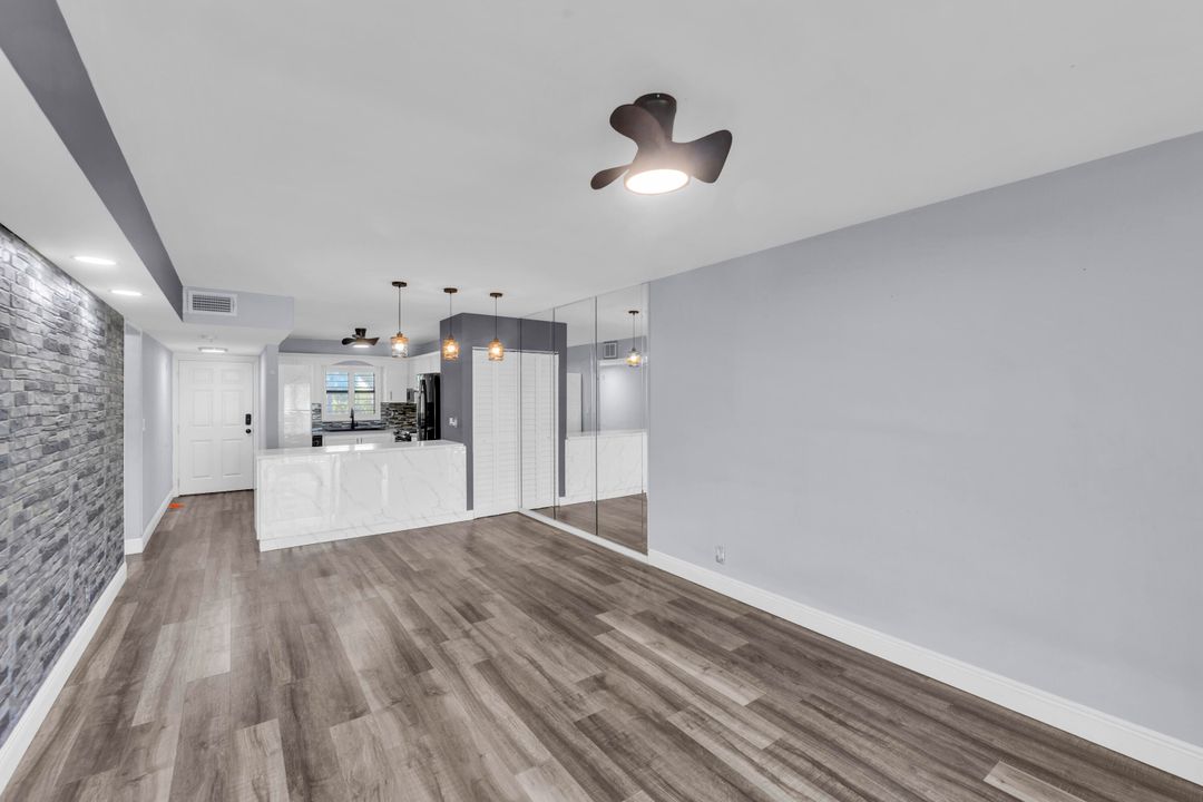 For Sale: $194,500 (2 beds, 2 baths, 986 Square Feet)