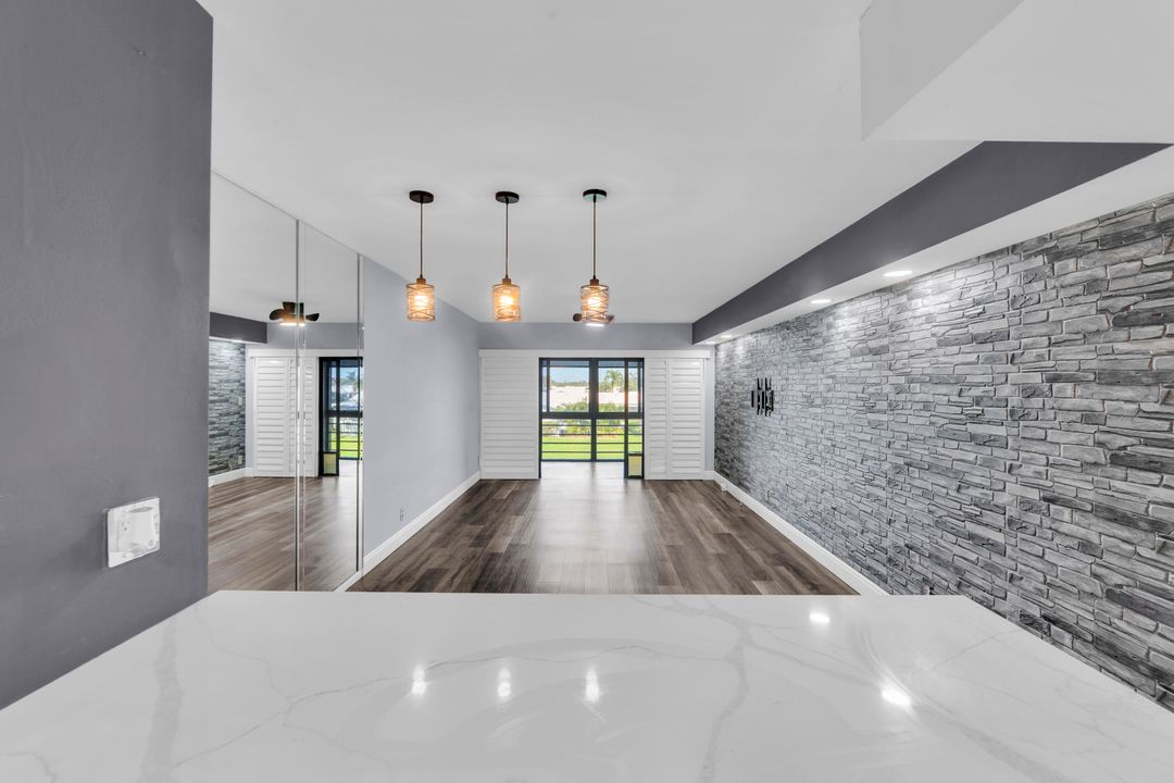 For Sale: $194,500 (2 beds, 2 baths, 986 Square Feet)