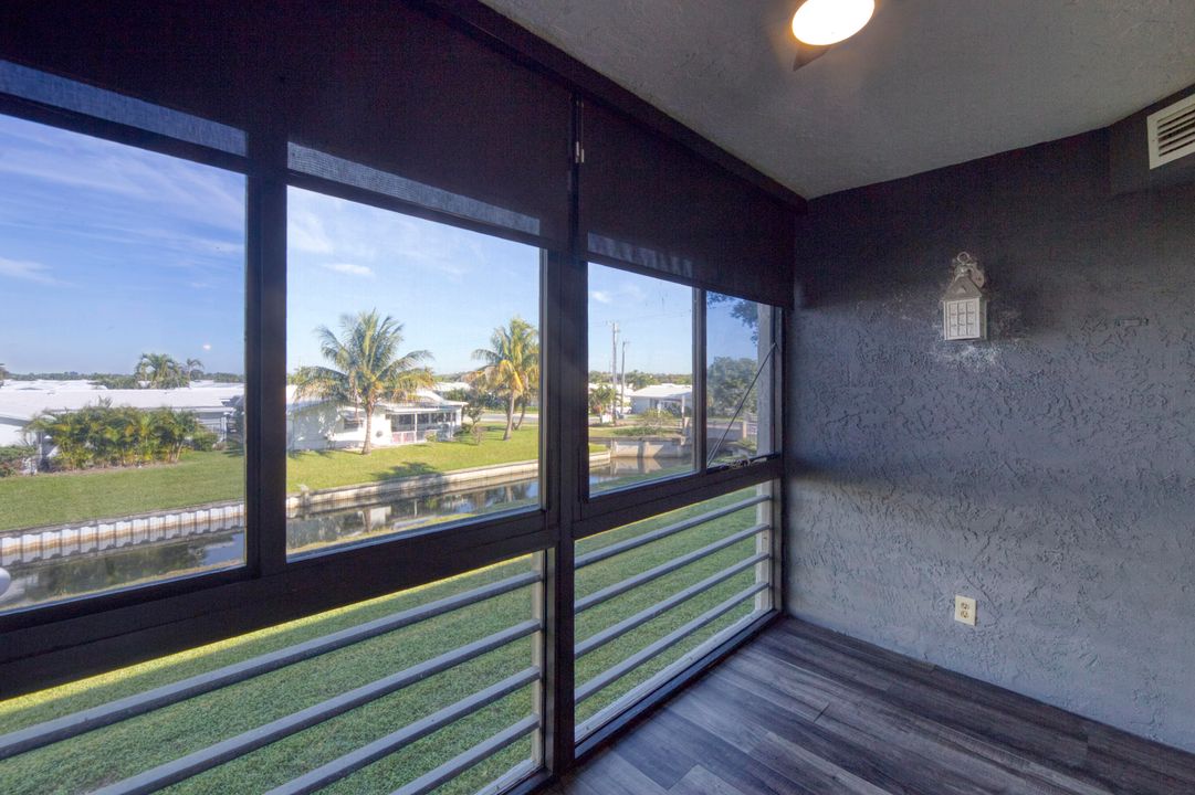 For Sale: $194,500 (2 beds, 2 baths, 986 Square Feet)