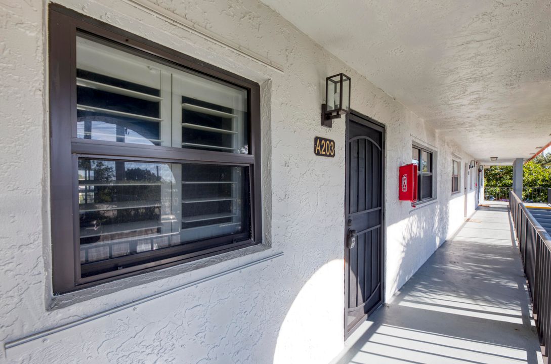 For Sale: $194,500 (2 beds, 2 baths, 986 Square Feet)