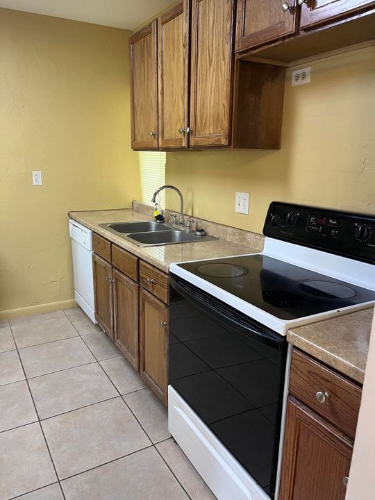 For Sale: $197,000 (2 beds, 2 baths, 1021 Square Feet)