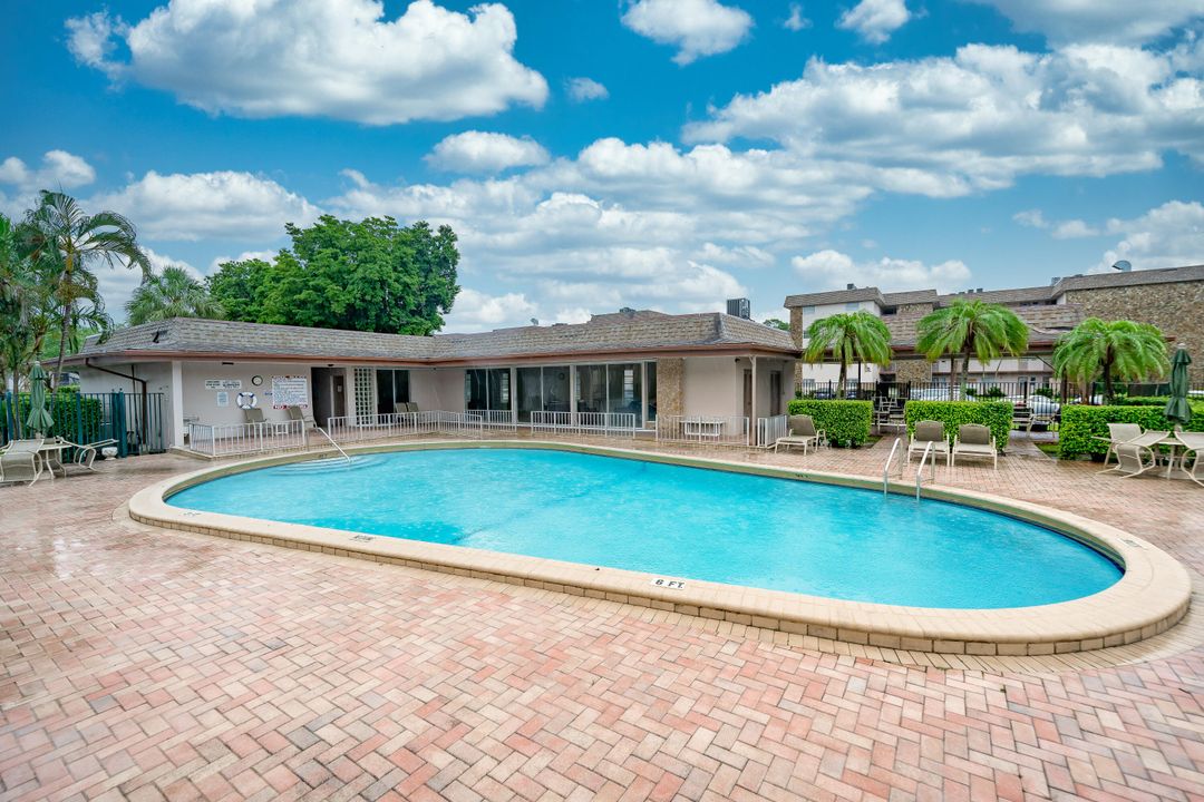 For Sale: $197,000 (2 beds, 2 baths, 1021 Square Feet)