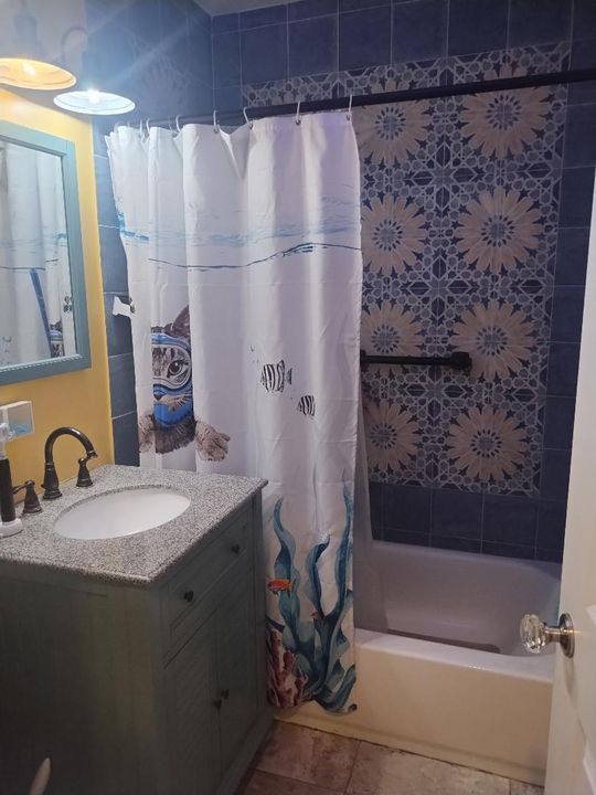 For Sale: $340,000 (2 beds, 1 baths, 832 Square Feet)