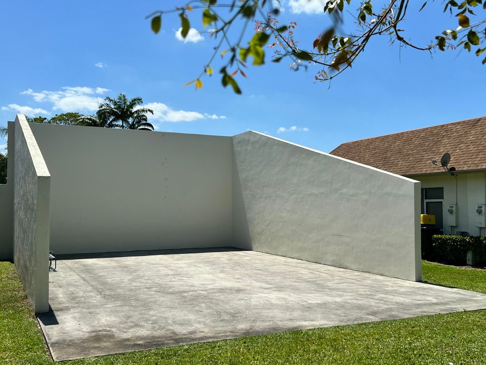 For Rent: $2,200 (3 beds, 2 baths, 1060 Square Feet)