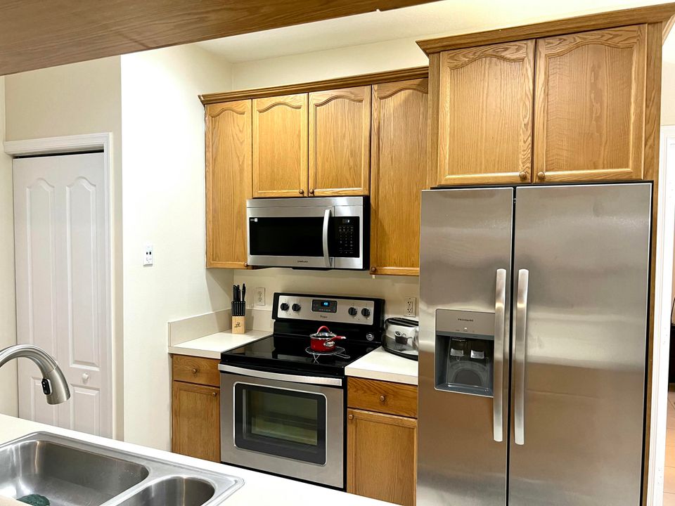 For Rent: $2,200 (3 beds, 2 baths, 1060 Square Feet)