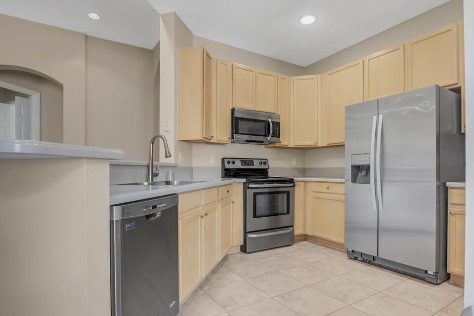 For Rent: $3,600 (3 beds, 2 baths, 1727 Square Feet)