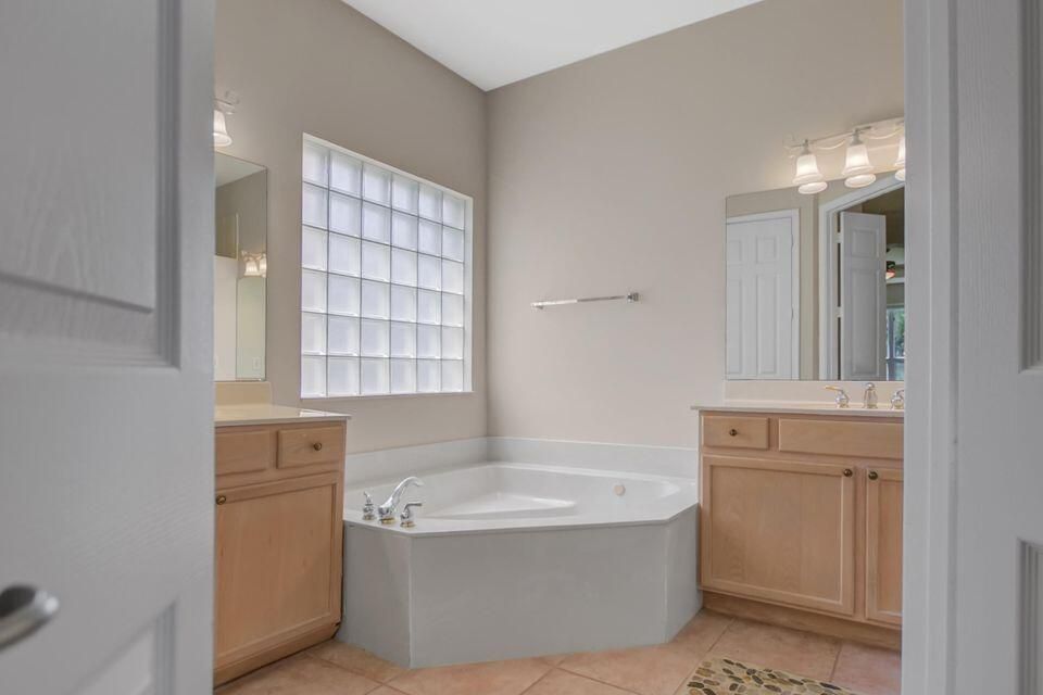 For Rent: $3,600 (3 beds, 2 baths, 1727 Square Feet)