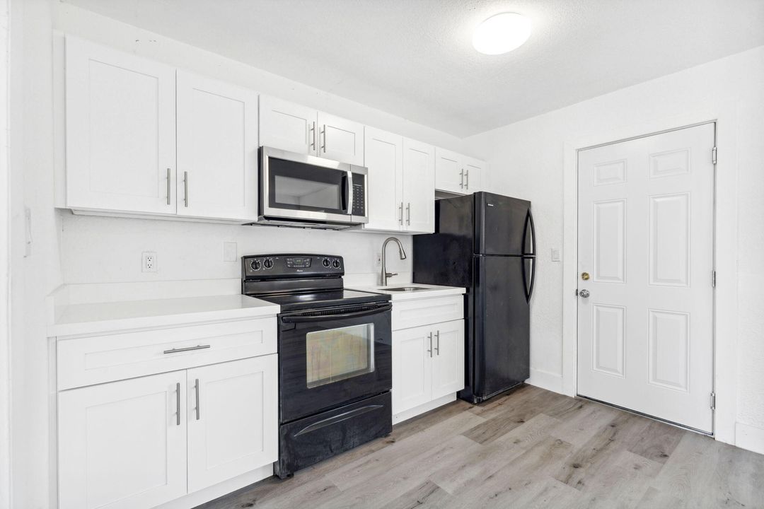 For Rent: $2,800 (3 beds, 1 baths, 967 Square Feet)