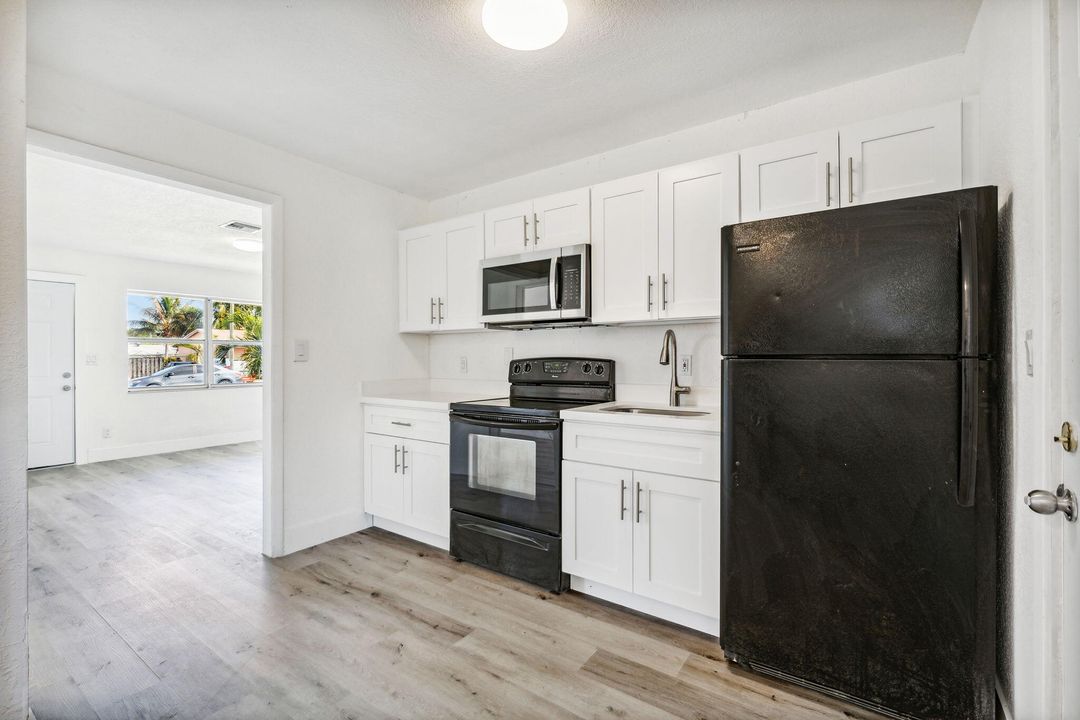 For Rent: $2,800 (3 beds, 1 baths, 967 Square Feet)