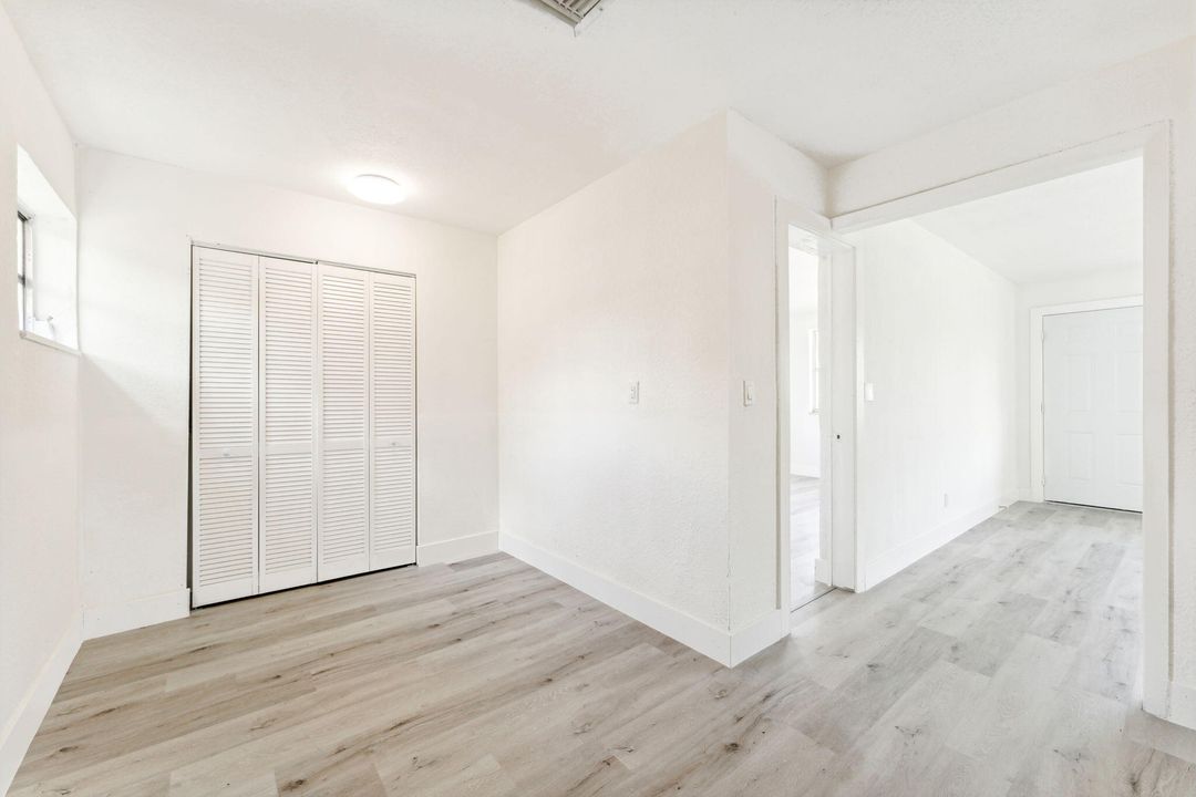 For Rent: $2,800 (3 beds, 1 baths, 967 Square Feet)