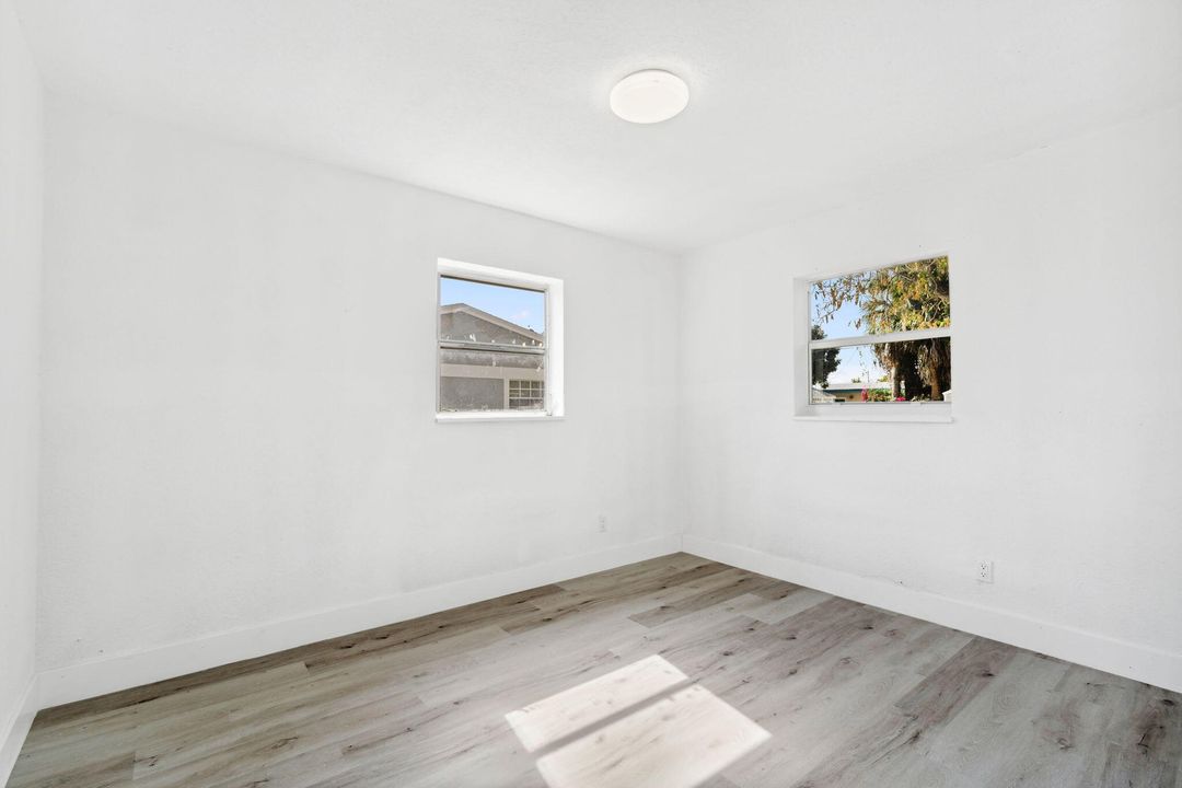 For Rent: $2,800 (3 beds, 1 baths, 967 Square Feet)