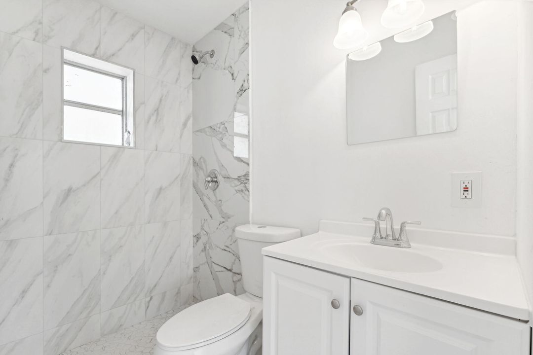 For Rent: $2,800 (3 beds, 1 baths, 967 Square Feet)