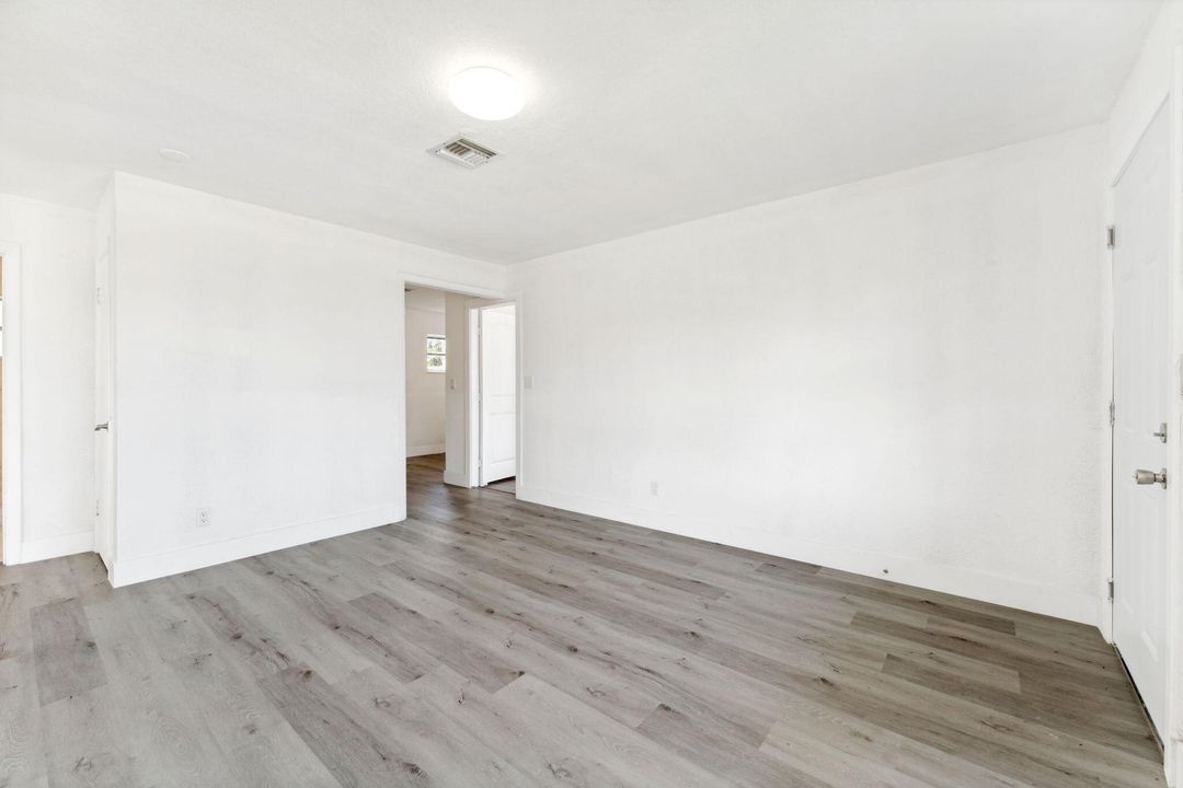 For Rent: $2,800 (3 beds, 1 baths, 967 Square Feet)