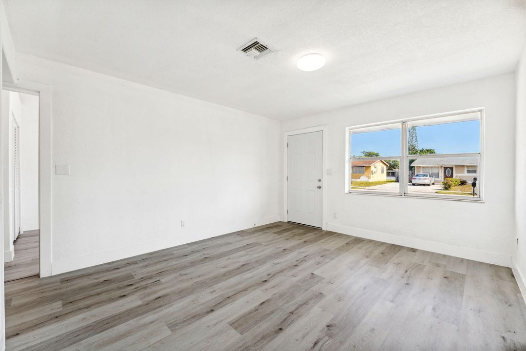 For Rent: $2,800 (3 beds, 1 baths, 967 Square Feet)