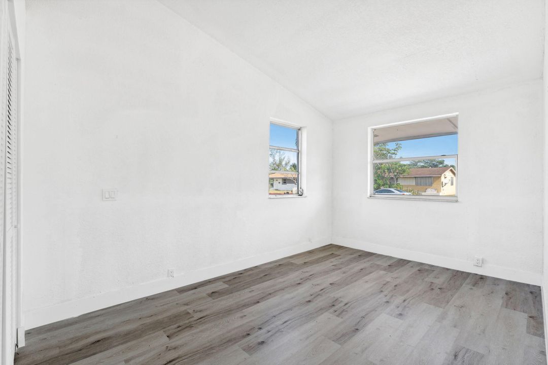 For Rent: $2,800 (3 beds, 1 baths, 967 Square Feet)